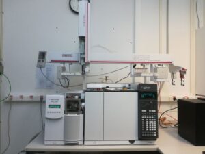 Plinski kromatograf GC 7890B (Agilent Technologies) z robotskim vzorčevalnikom (Gerstel)