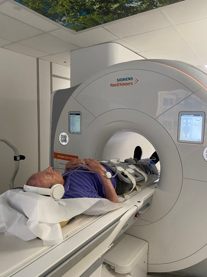 MRI meritve - oseba leži znotraj skenerja.