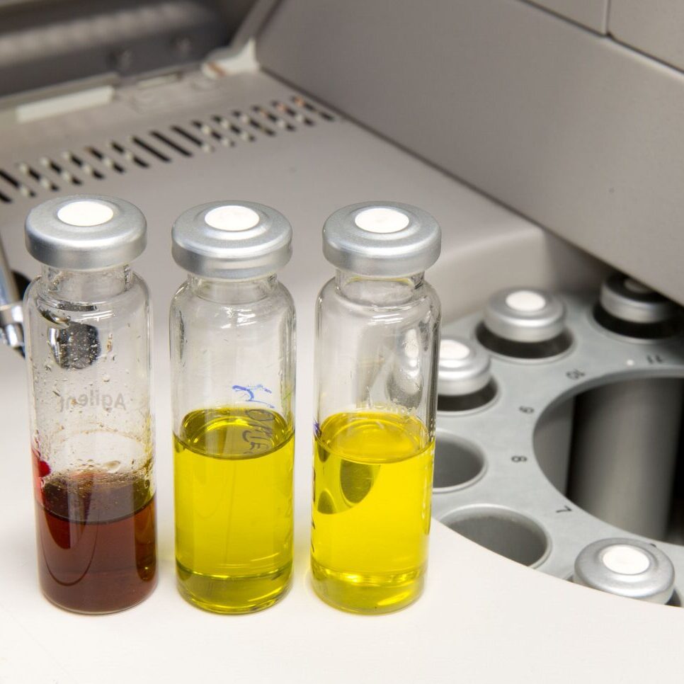 Epruvete v laboratoriju z vzorci olja.
